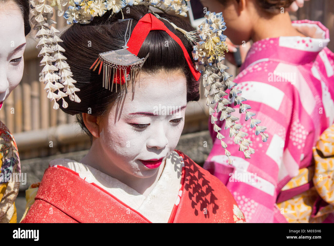 Ein Mädchen, das in der traditionellen japanischen Kostüm dargestellt in Gion Distrikt von Japan gekleidet hat. Stockfoto