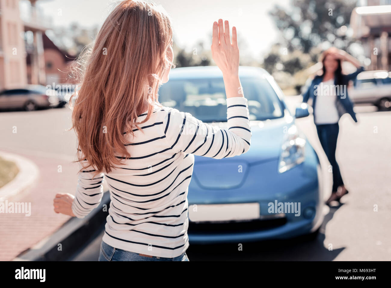 Freundlich intelligente Frau stehen und die Hand nach oben. Stockfoto