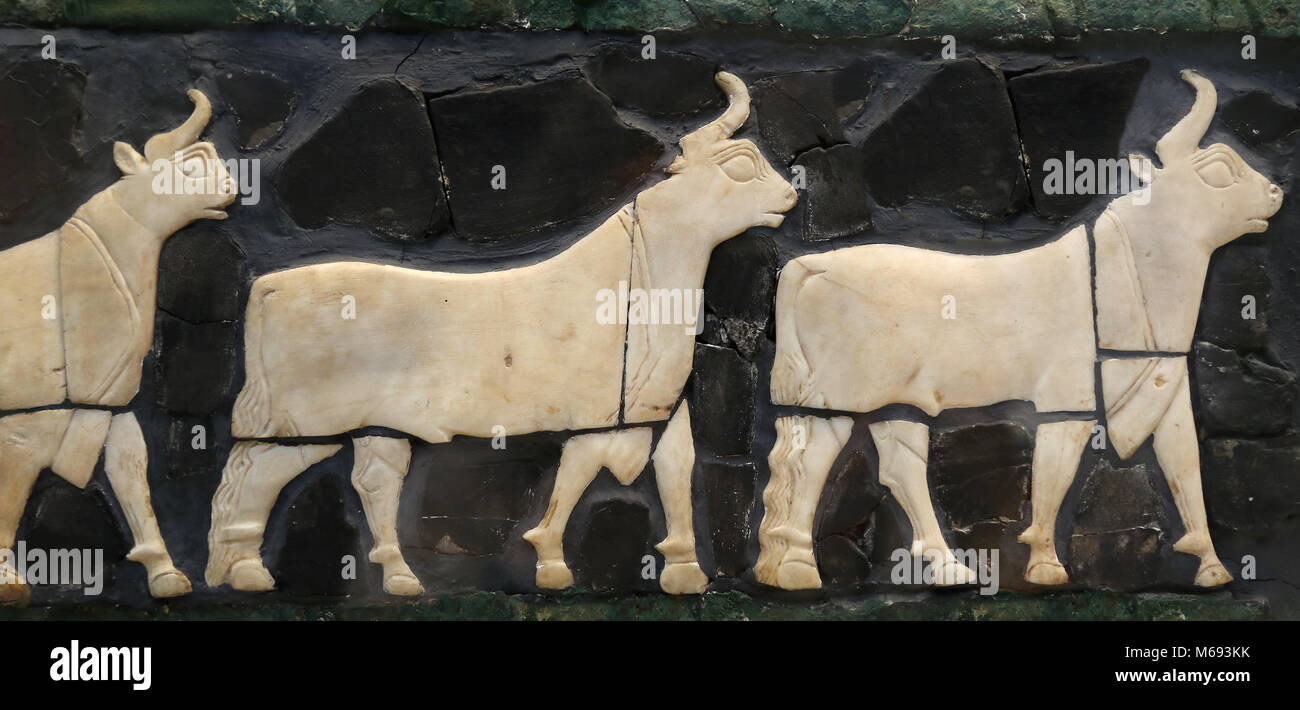Mesopotamien. Frühdynastischen III. 2500 v. Chr.. Tempel des Ninhursag, erzählen Al-Ubaid, Irak. Fries. Bullen. British Museum. London. Stockfoto