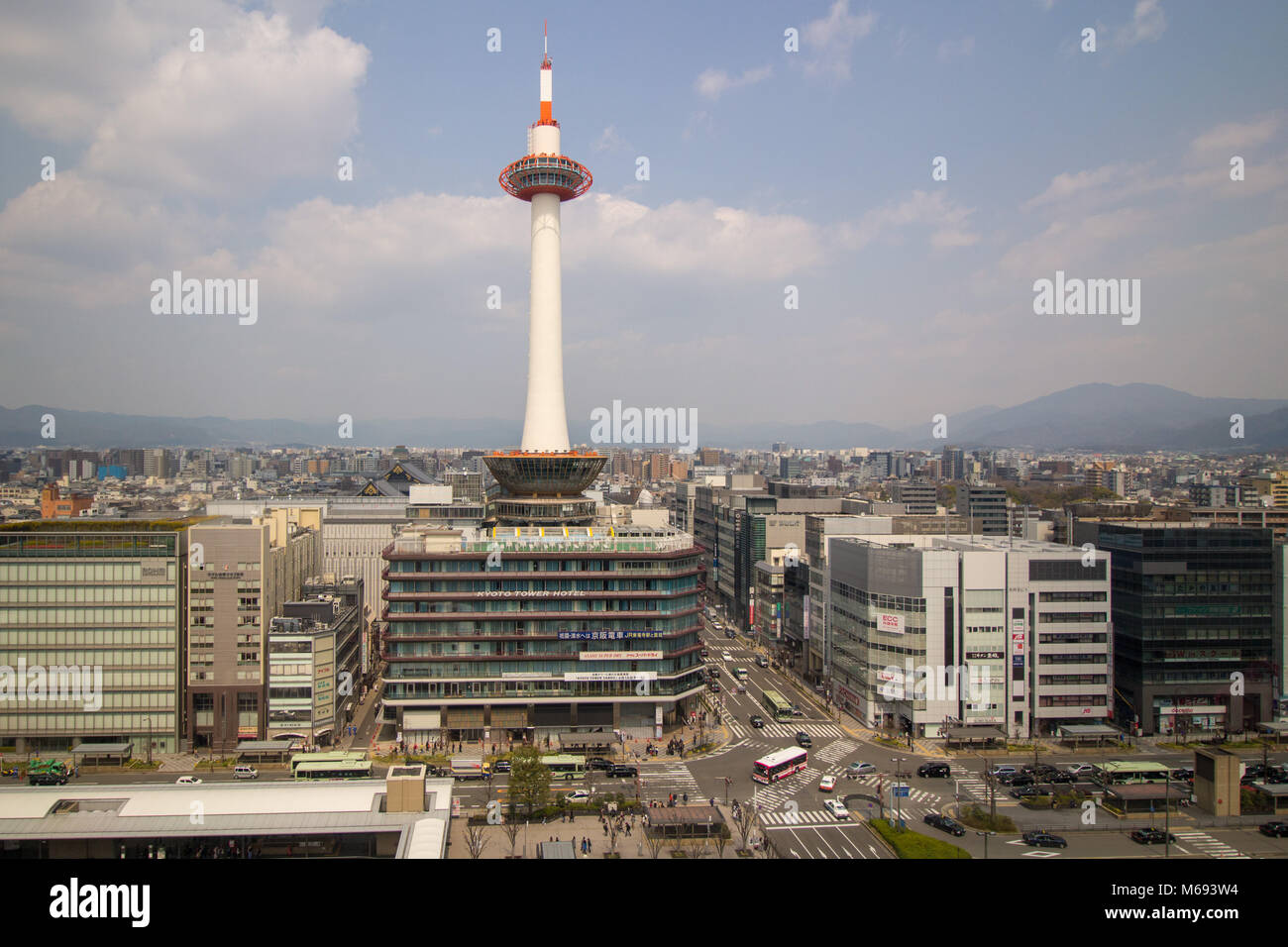 Die Kyoto Tower, eine Aussichtsplattform im Zentrum von Kyoto hier vom Kyoto Bahnhof gesehen Stockfoto