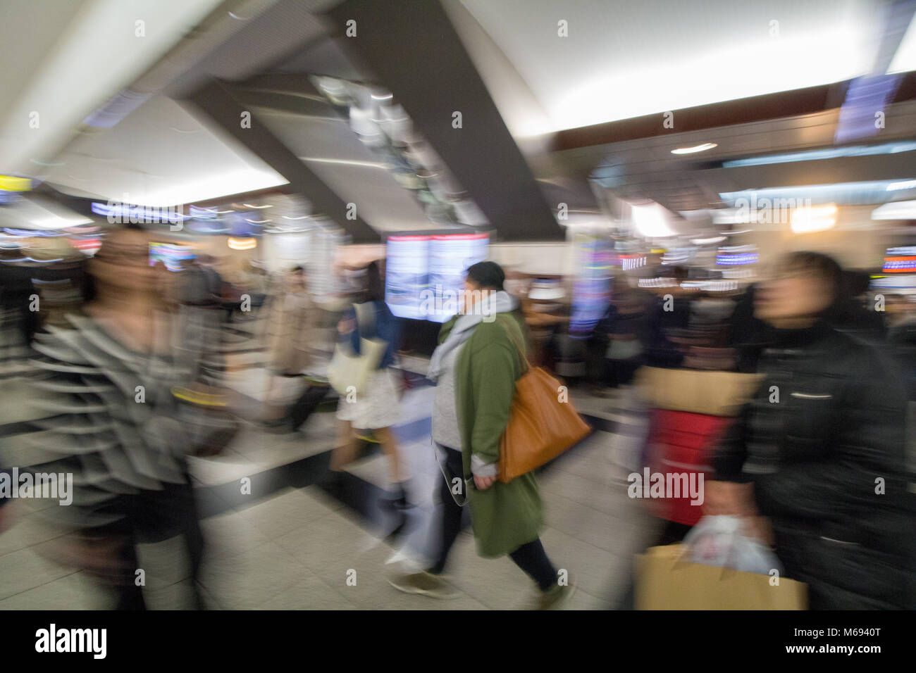 Die belebten Bahnhofshalle Bahnhof von Osaka, Japan, als Menschen für Züge rush. Stockfoto
