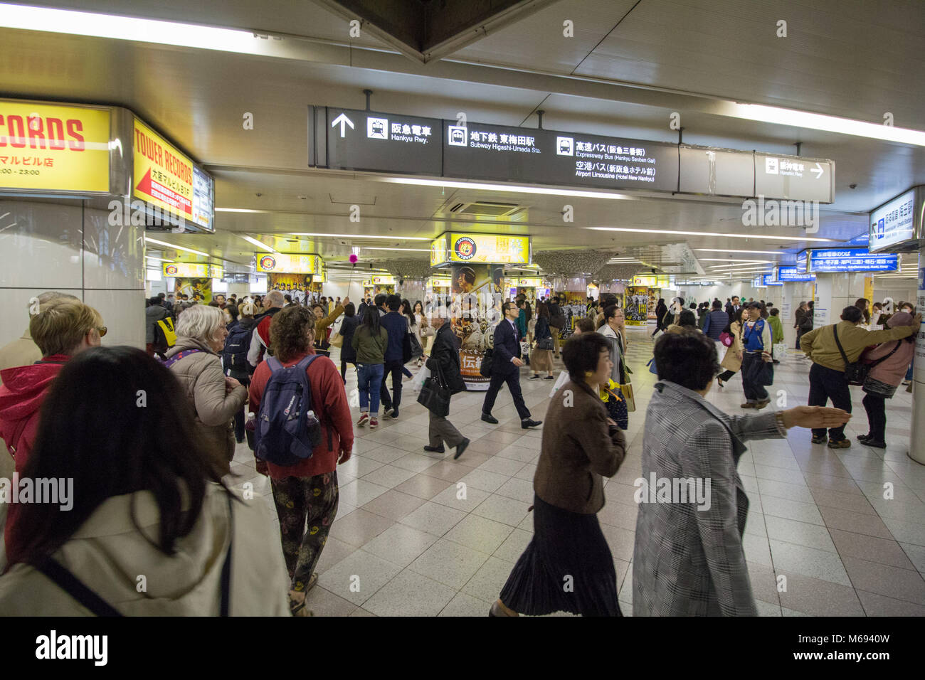 Die belebten Bahnhofshalle Bahnhof von Osaka, Japan, als Menschen für Züge rush. Stockfoto