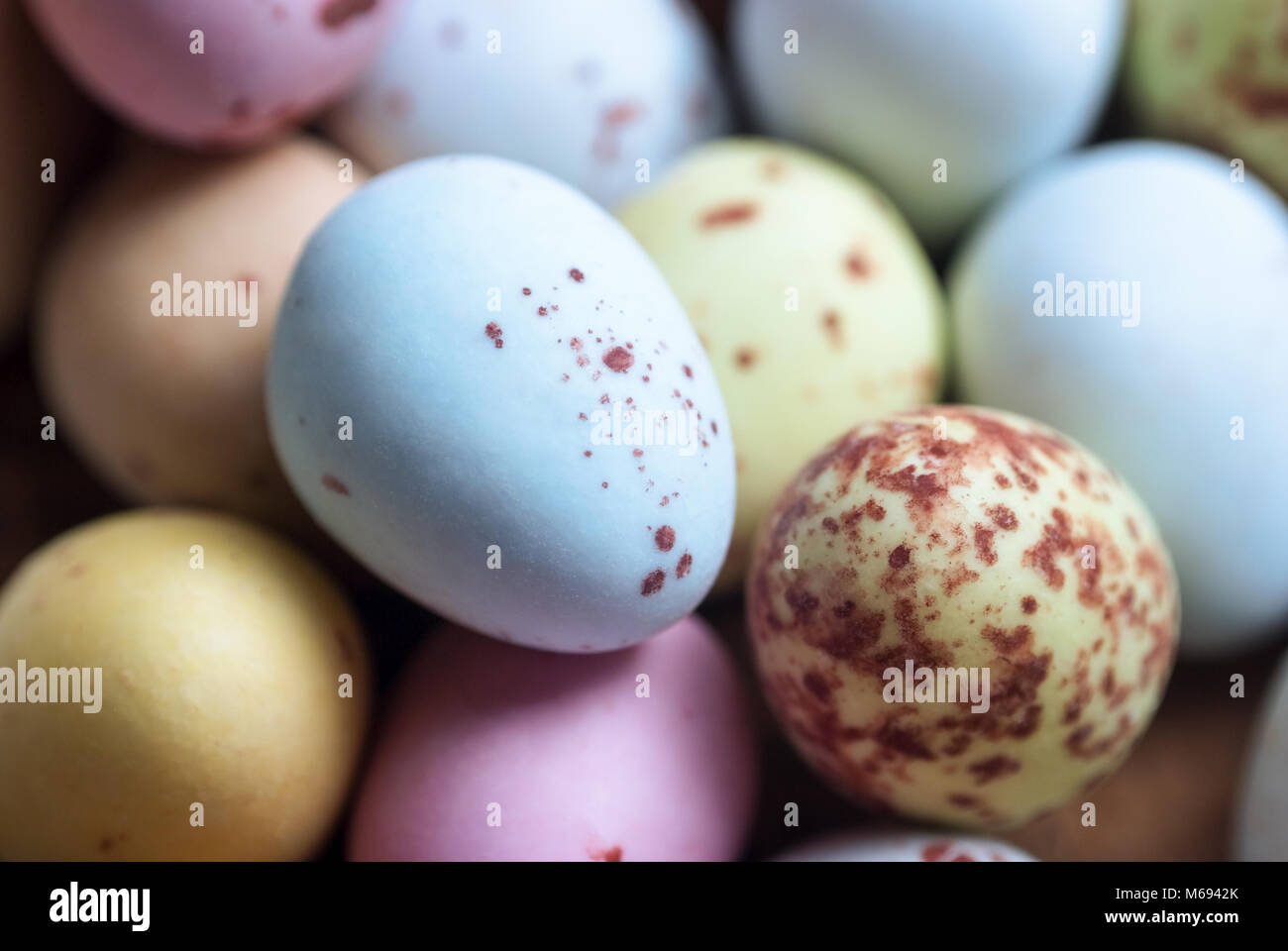 Close Up (Makro) Der kleine eiförmige Ostern Süßigkeiten in verschiedenen Farben mit Festplatte gefleckten Schalen. Stockfoto