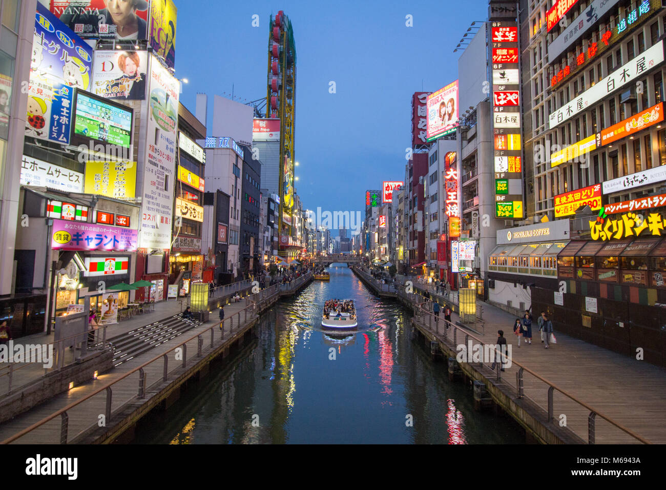 Am frühen Abend und Nachtleben in der belebten Gegend rund um Dotonbori, Osaka, Japan Stockfoto
