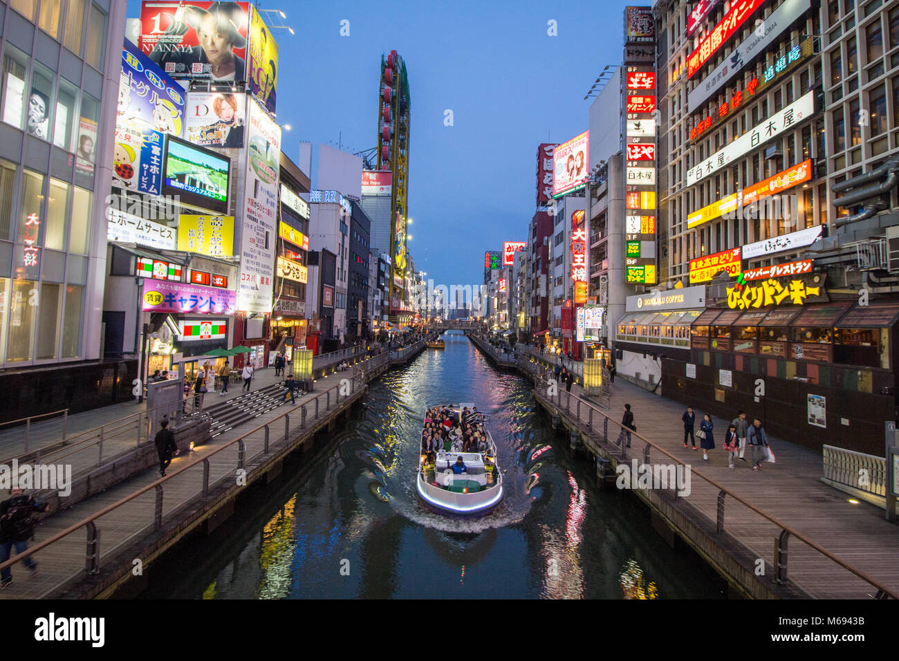 Am frühen Abend und Nachtleben in der belebten Gegend rund um Dotonbori, Osaka, Japan Stockfoto