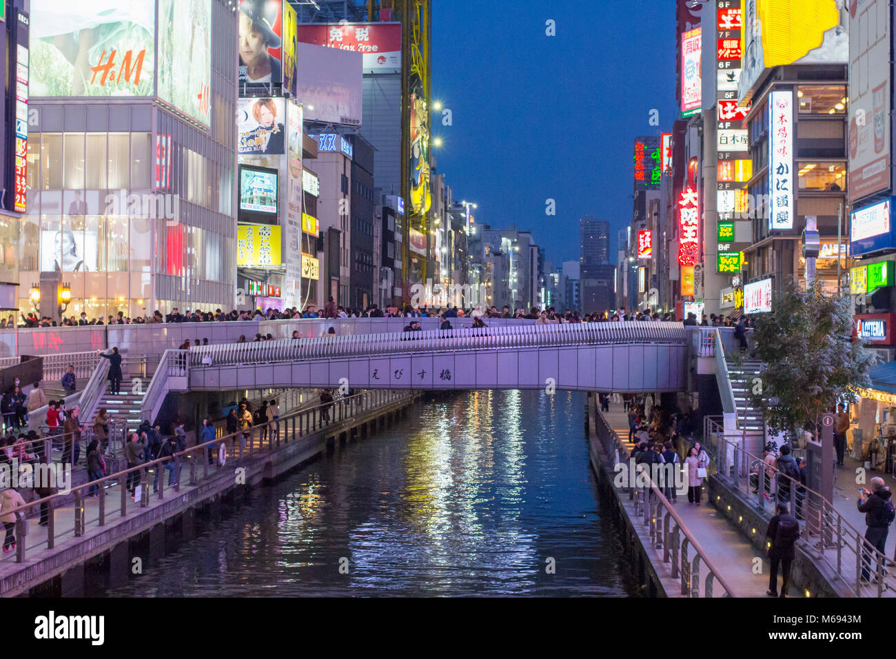 Am frühen Abend und Nachtleben in der belebten Gegend rund um Dotonbori, Osaka, Japan Stockfoto