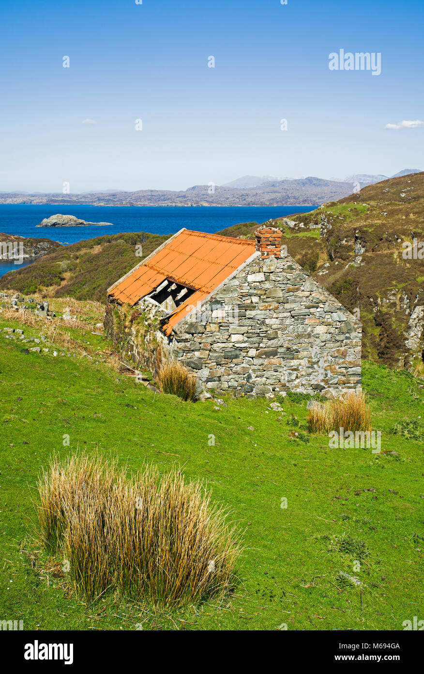 Alten heruntergekommenen verlassenen Croft Haus mit Wellblechdach an der Küstenstadt von Drumbeg, Assynt, Sutherland, Scottish Highlands, Schottland Großbritannien Stockfoto