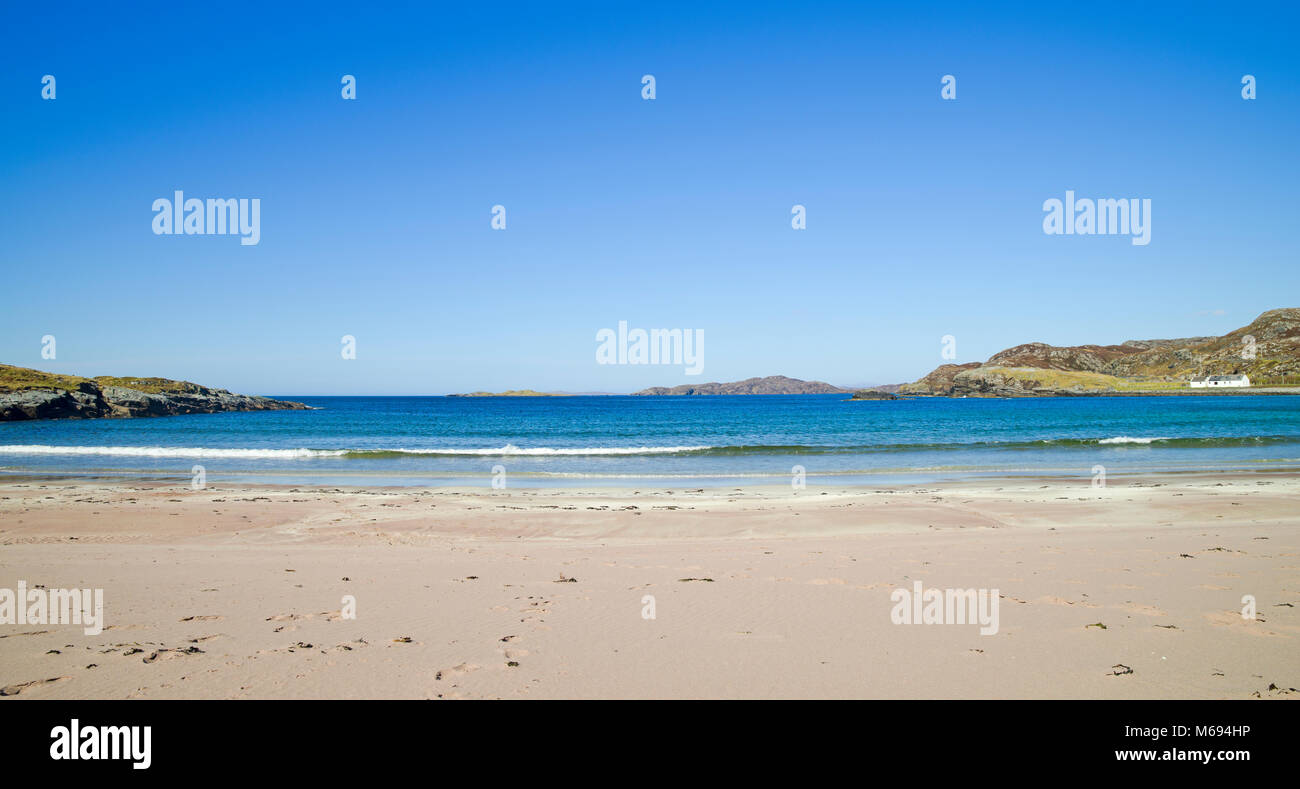 Tief blauen Himmel und ruhige See am schönen Sandstrand von clashnessie Bay, Assynt, an der Nordküste 500 Route, Sutherland, Schottisches Hochland, Großbritannien. Stockfoto