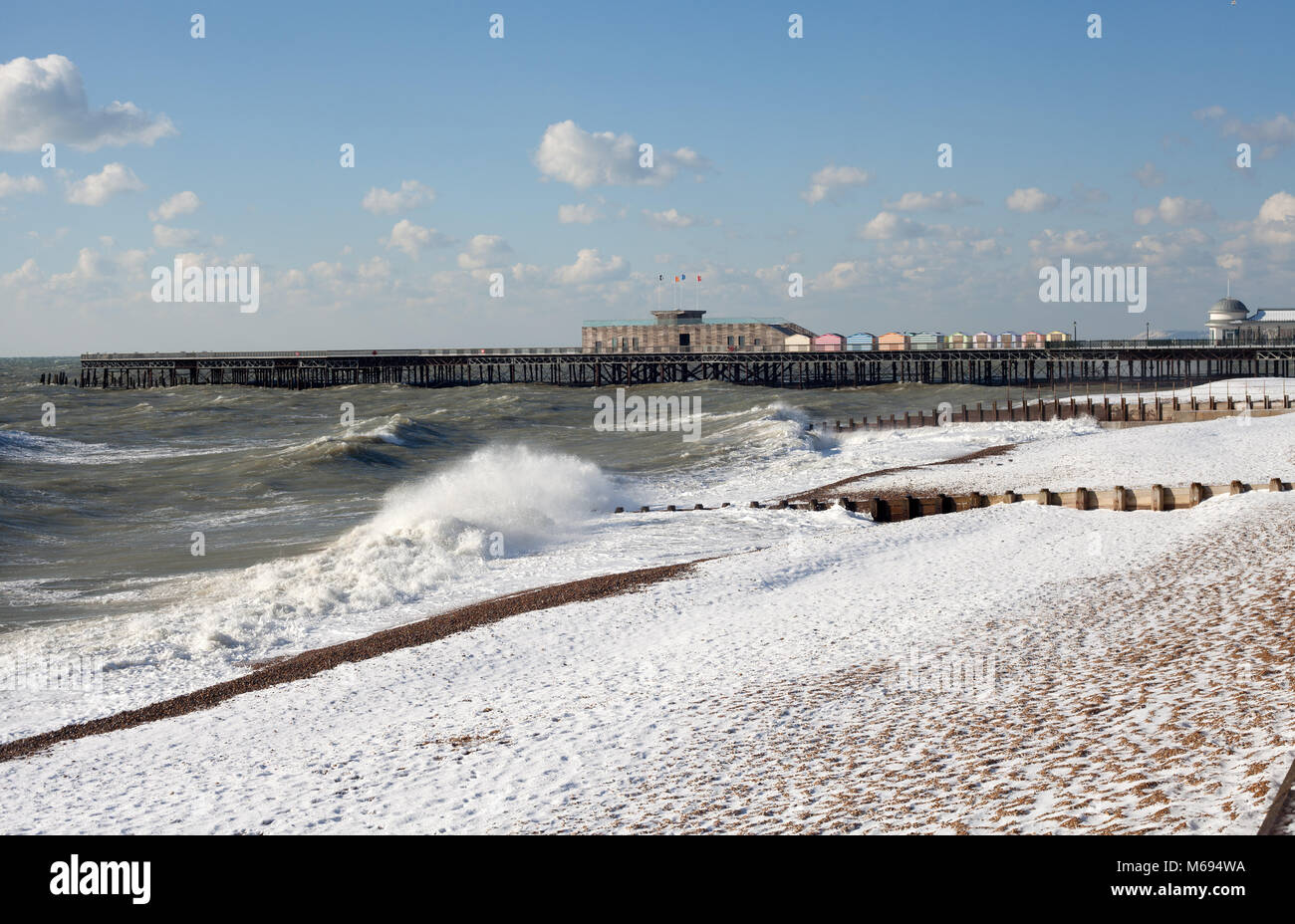 Hastings Pier von einem Unseasonal verschneite Strand, Hastings, East Sussex, UK gesehen Stockfoto