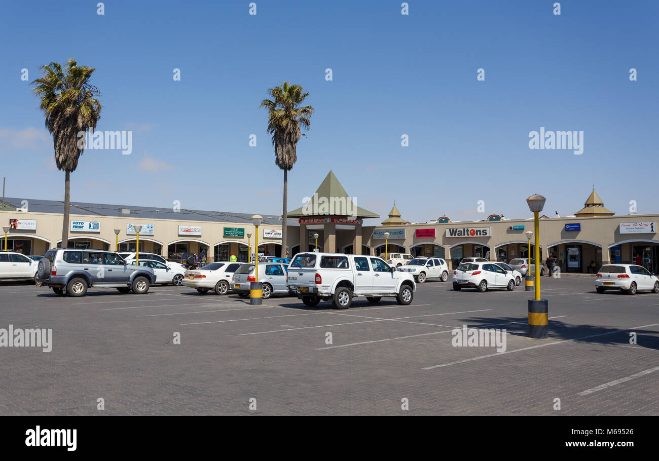 SWAKOPMUND, NAMIBIA - Oktober 8, 2014: Straße in der Namibischen Stadt Swakopmund. Die Stadt wurde im Jahre 1892 als wichtigste Hafen von Deutsch Süd West Afrika gegründet. Stockfoto