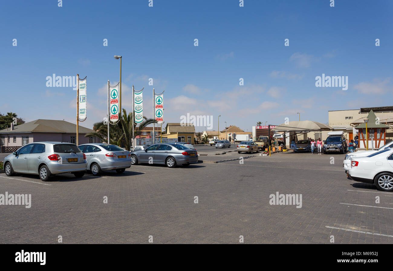 SWAKOPMUND, NAMIBIA - Oktober 8, 2014: Straße in der Namibischen Stadt Swakopmund. Die Stadt wurde im Jahre 1892 als wichtigste Hafen von Deutsch Süd West Afrika gegründet. Stockfoto