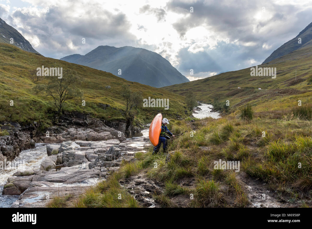 Wildwasser Kajak, Glen Etive, Lochaber, Schottland, UK, Europa Stockfoto