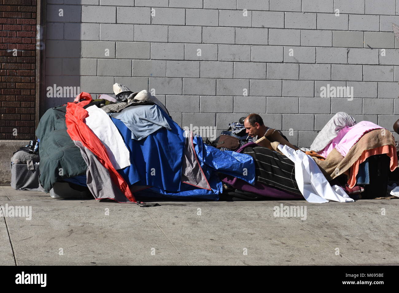 Szenen aus Skid Row ein Bereich der Innenstadt von Los Angeles, ist einer der größten stabile Populationen (zwischen 5.000 und 8.000) von Obdachlosen. Stockfoto