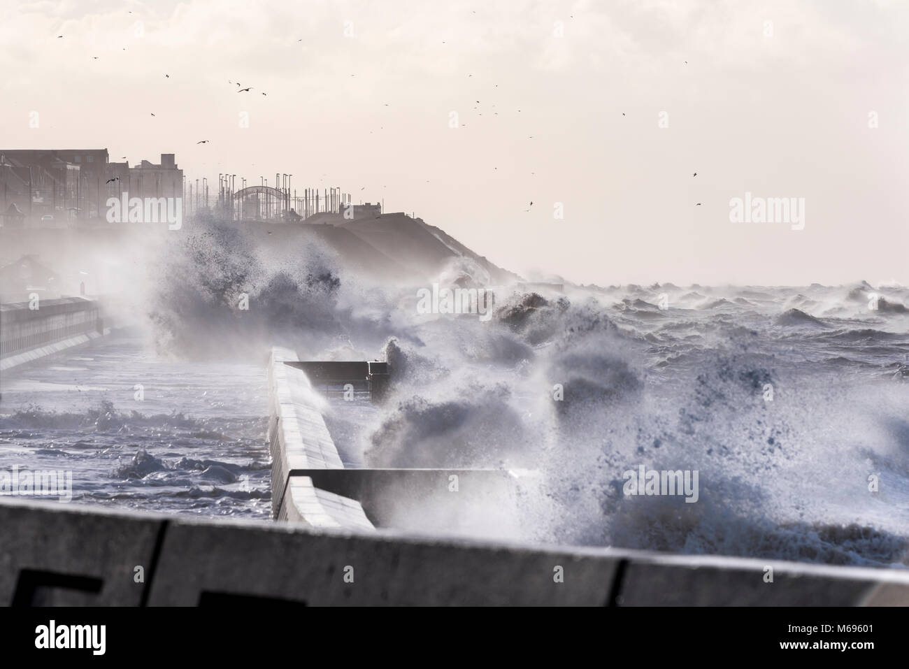 Hoher See auf dem North Shore in Blackpool Lancashire Großbritannien Heimat des berühmten Pleasure Beach Stockfoto