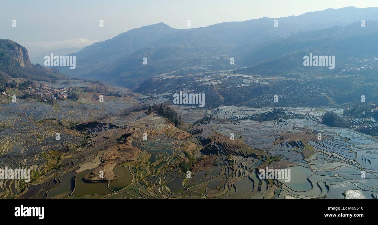 An den schönsten Plätzen der Welt. Luftaufnahme auf Wasser gefüllt Reisfelder im Frühling, die yuanyang Hani Reisterrassen im südöstlichen Yunnan, China. Stockfoto