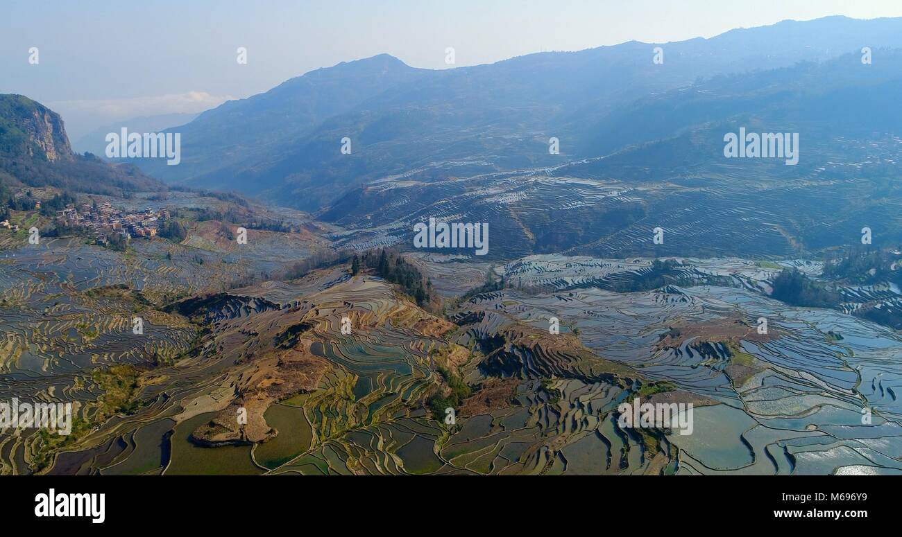 Reisfelder mit Wasser gefüllt, das Erstellen von atemberaubenden Mustern. Luftaufnahme auf die weltweit schönsten Reisterrassen, die yuanyang Hani Reisfelder. Stockfoto