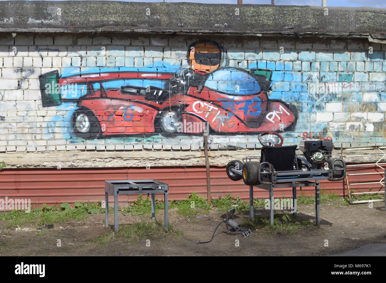 Kovrov, Russland. 24. April 2016. Go-kart Wettbewerbe im Sport die Abschnitte 'Rodina-Motor' auf dem Schulhof. Kart steht auf stehen auf Graffiti Hintergrund Stockfoto