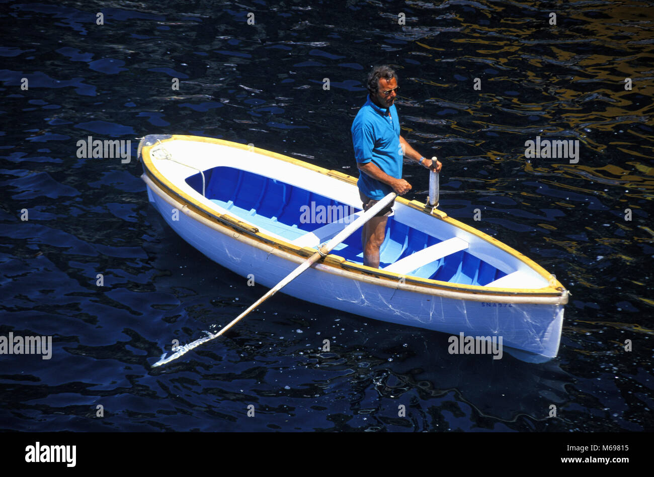 Boot vor der Blauen Grotte, die Insel Capri, Italien, Europa Stockfoto