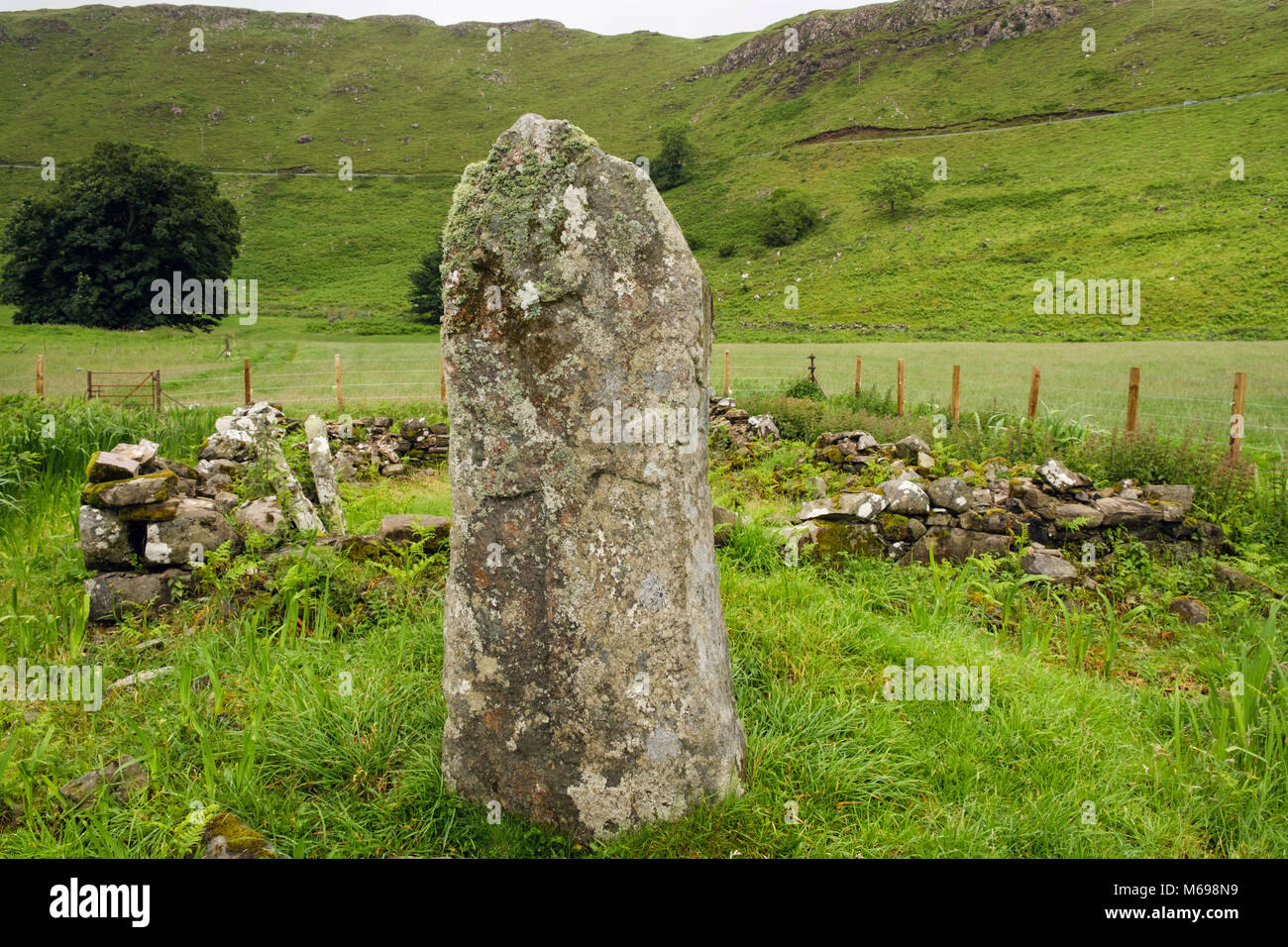 Jungsteinzeit Standing Stone mit einer frühen christlichen Kreuz geschnitzt von Clan Campbell Friedhof. Ardnamurchan Halbinsel Lochaber Highland Schottland Großbritannien Stockfoto