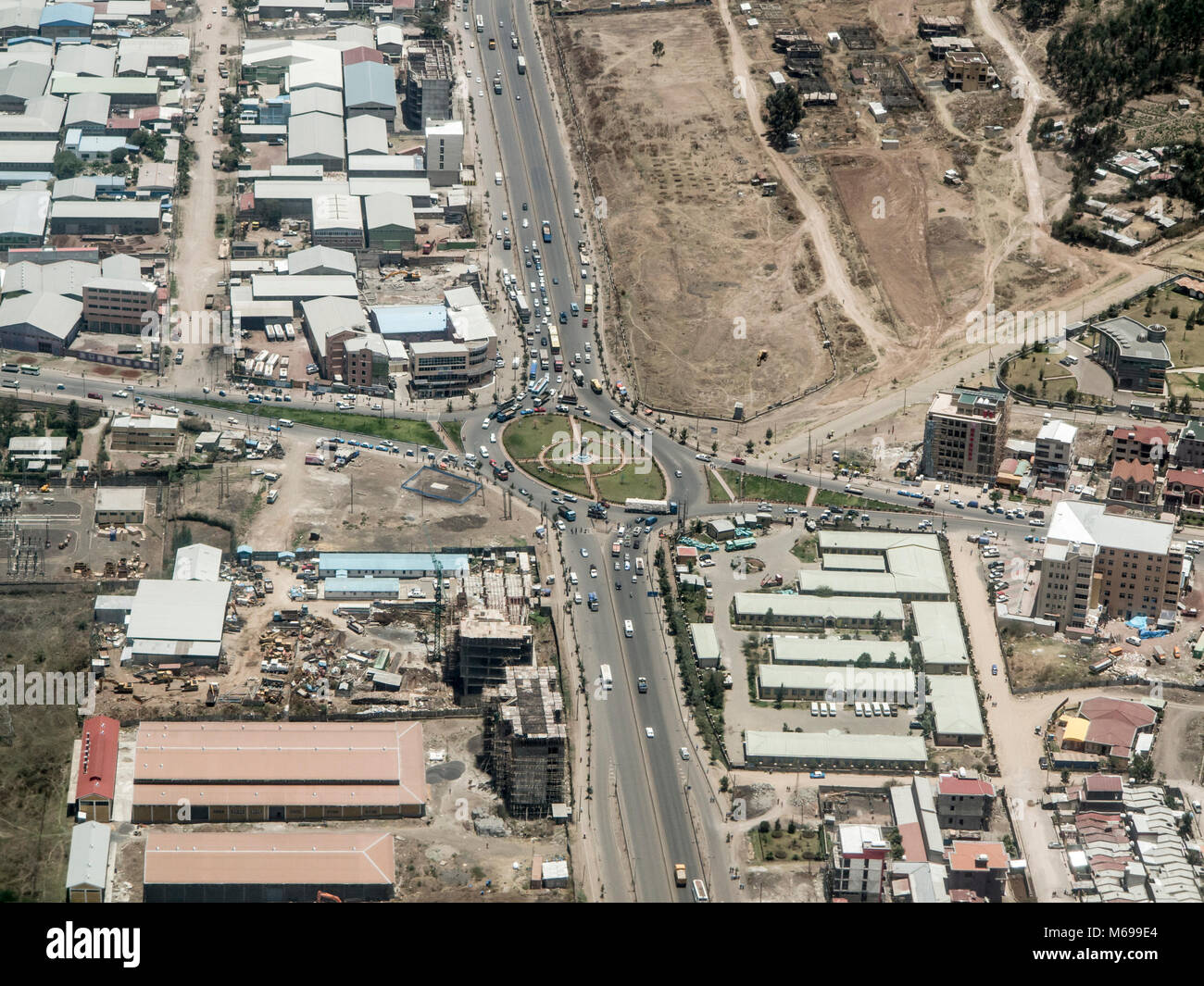 Luftaufnahme von Autobahn Kreisverkehr und Gebäuden in Addis Abeba, Äthiopien von Ebene Stockfoto