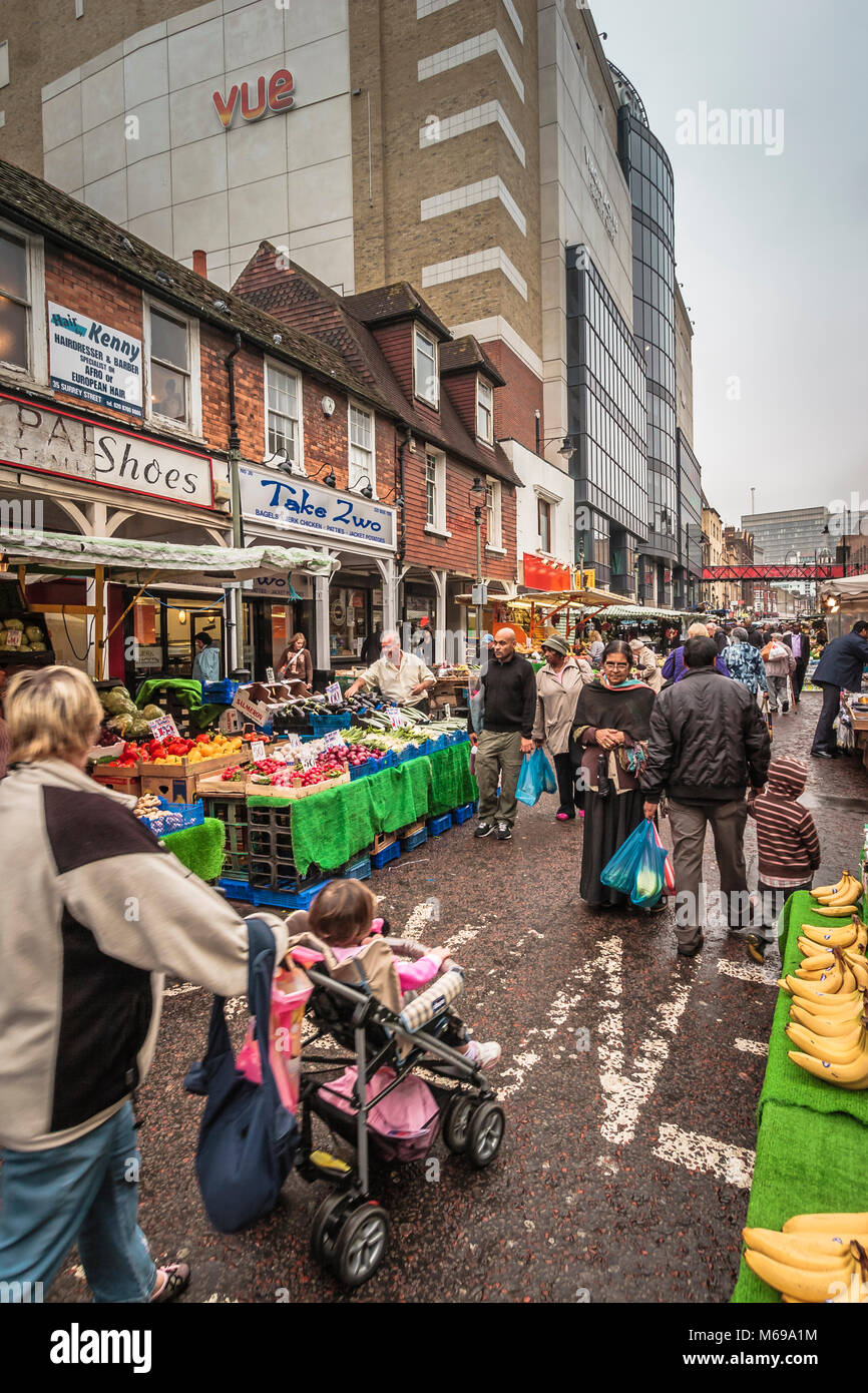 Surrey Street Market, Surrey Street, Croydon, London Borough von Croydon überfüllten Straße während eines belebten Markt Tag Stockfoto