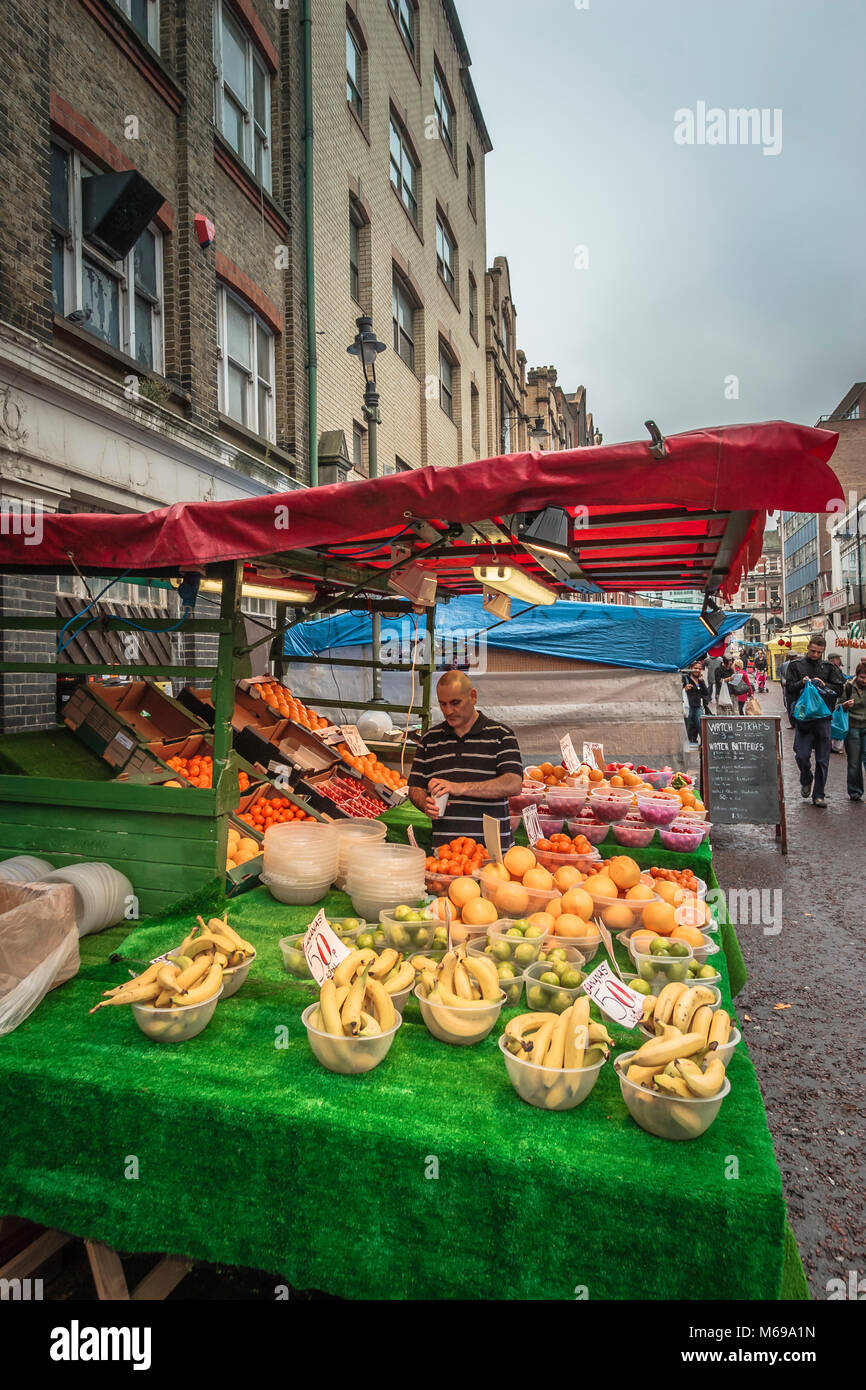 Surrey Street Market, Surrey Street, Croydon, London Borough von Croydon, London - mit Anzeige der Früchte Abschaltdruck Stockfoto
