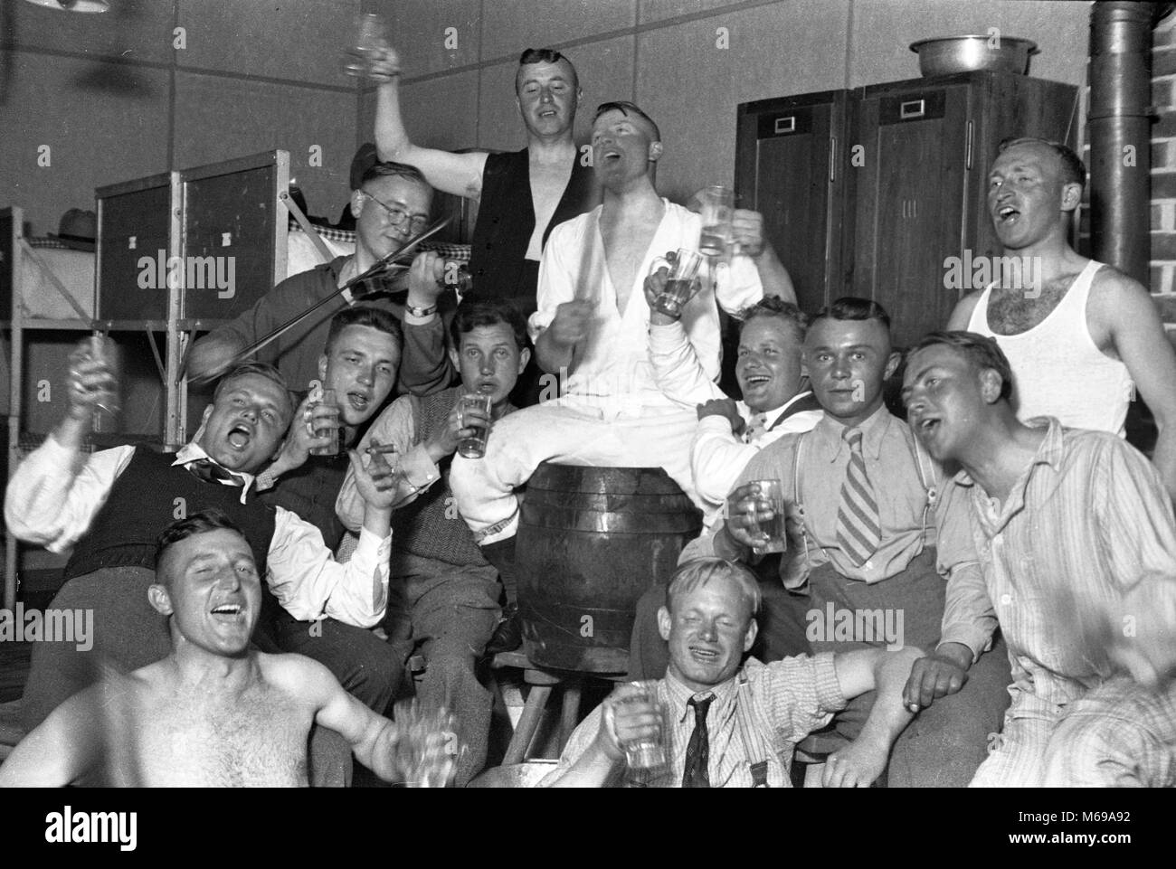 Deutsche Soldaten Bier trinken und singen in ihrer Kaserne 1937 Stockfoto