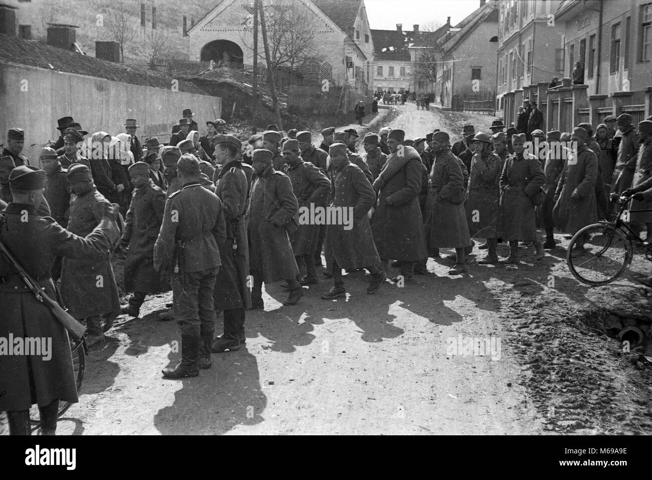 Jugoslawien April 1941 der zweite Weltkrieg Invasion deutscher Soldaten und jugoslawischer Kriegsgefangener, Jugoslawien. Stockfoto