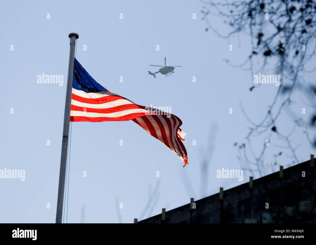 Polizei Hubschrauber vor der amerikanischen Botschaft während der Frauen März in London fliegen, Januar 2017 Stockfoto