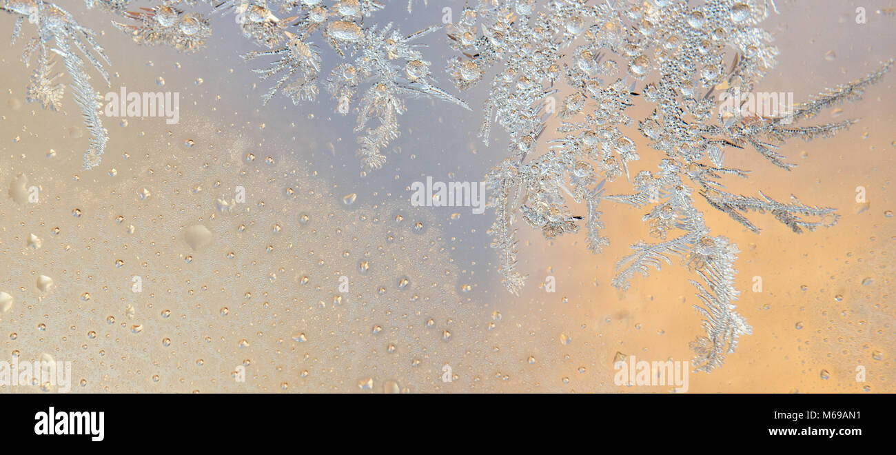 Bunte Hintergrund - Silver Frost im Fenster". Gefrorenes Wasser auf dem Fenster schafft Silber schöne Verzierungen. Stockfoto