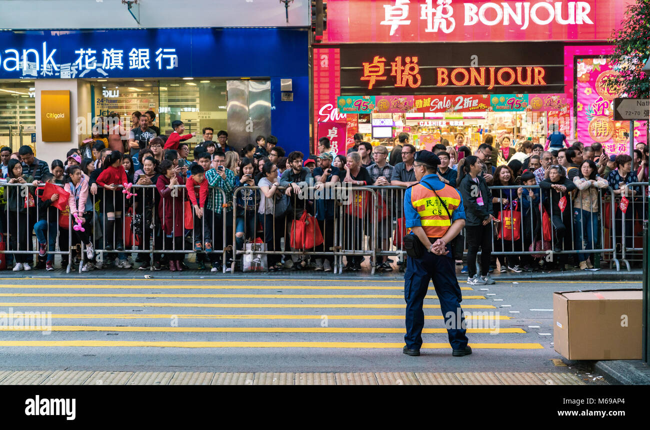 16. Februar 2018 - Hong Kong. Leute parade Chinesischen im Zentrum von Hong Kong zu sehen. Polizist beobachtet die Menge. Stockfoto