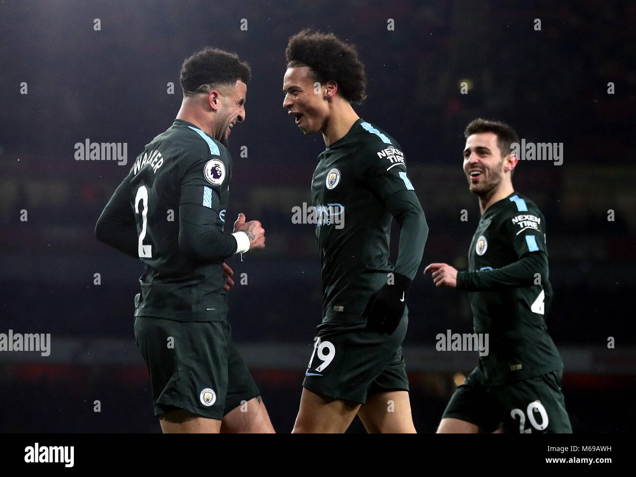 Von Manchester City Leroy Sane (Mitte) feiert dritten Ziel seiner Seite des Spiels mit Kyle Walker (links) und Bernardo Silva zählen während der Premier League Match im Emirates Stadium, London. Stockfoto