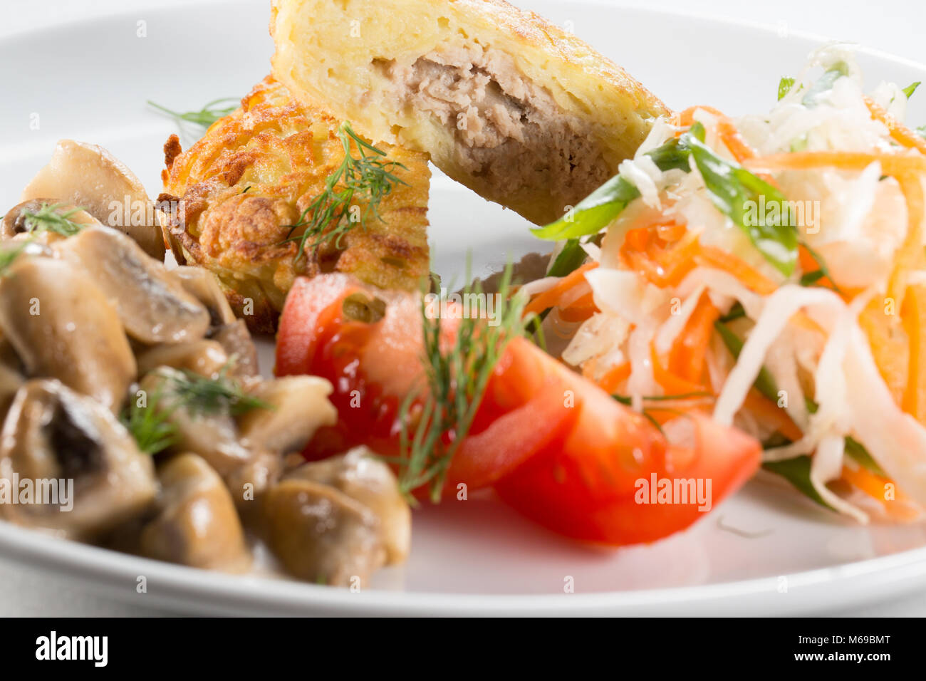 Fleisch Pfannkuchen mit Pilzen. Stockfoto