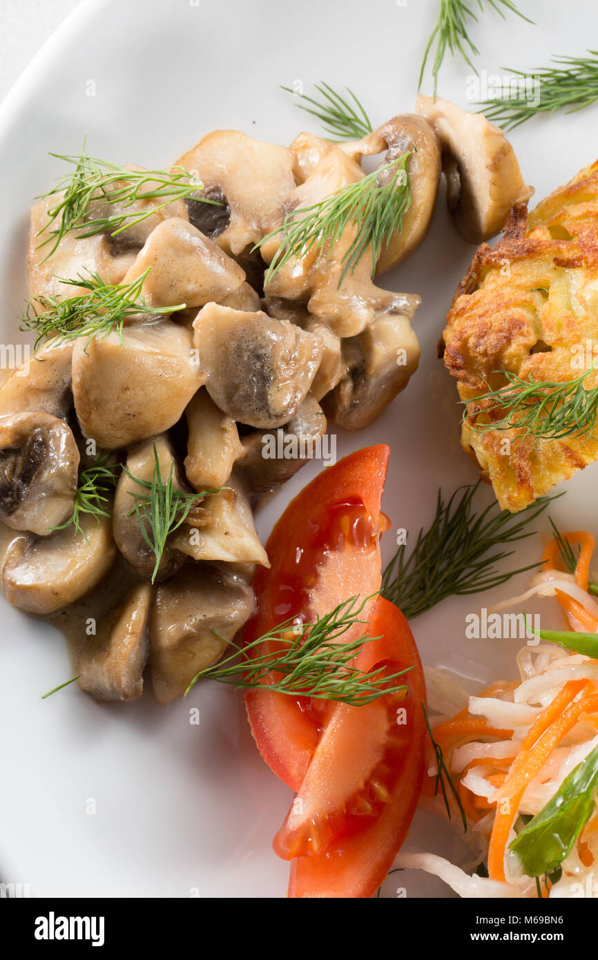 Fleisch Pfannkuchen mit Pilzen. Stockfoto