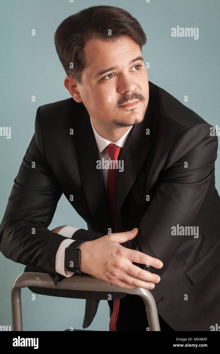 Closeup Portrait von zuversichtlich Geschäftsmann. Innen-, Studio shot, von blauen oder grauen Hintergrund isoliert Stockfoto