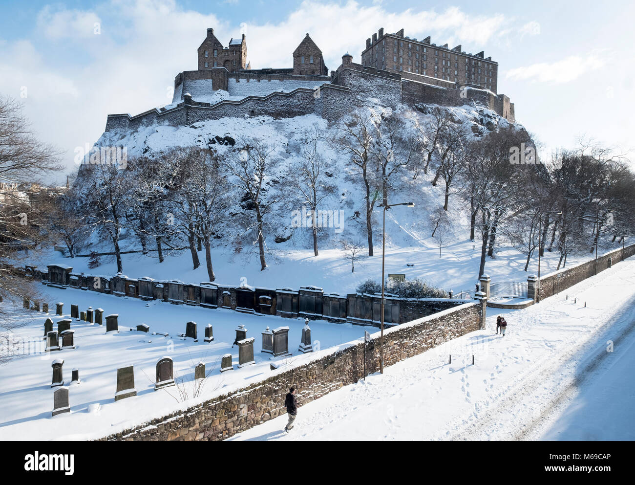 Das Edinburgh Castle unter einer Decke des Schnees nach dem "Tier aus dem Osten Schnee Sturm