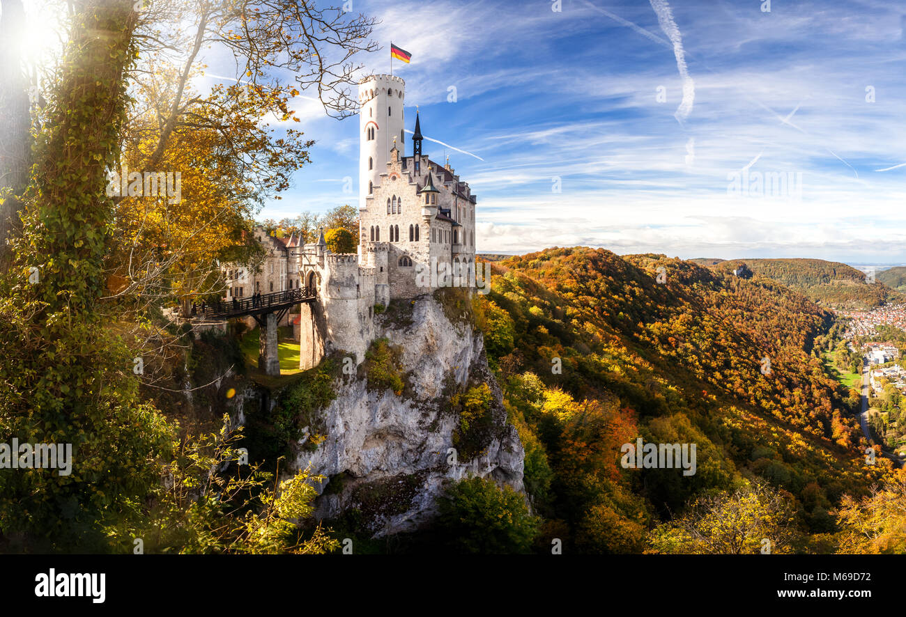 Romantische Schloss Lichtenstein Deutschland Baden Württemberg im Herbst Farben blau Himmel und Wolken Panoramaaussicht Stockfoto