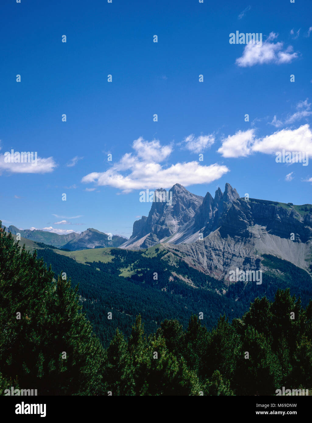 Die geisler Gruppe oder der Gruppo Delle Geisler im Naturpark Puez-Geisler oder Parco Naturale Puez Geisler Passo di Brogles in der Nähe von St. Ulrich in Gröden die Dolomiten Italien Stockfoto