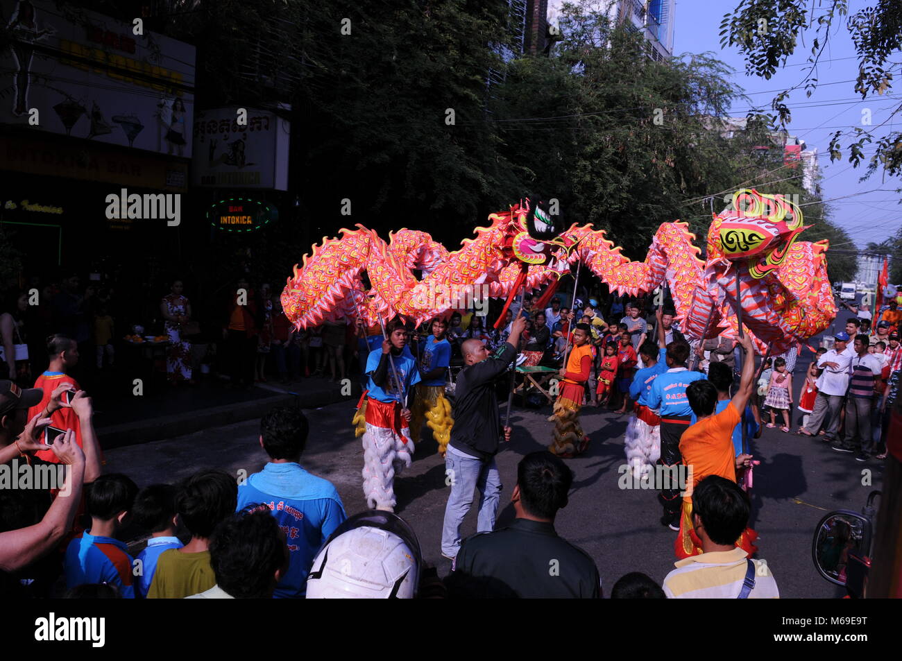 'Dragon tanzen" während des chinesischen neuen Jahres, "Jahr des Hundes" in Phnom Penh, Kambodscha. Credit: Kraig Lieb Stockfoto