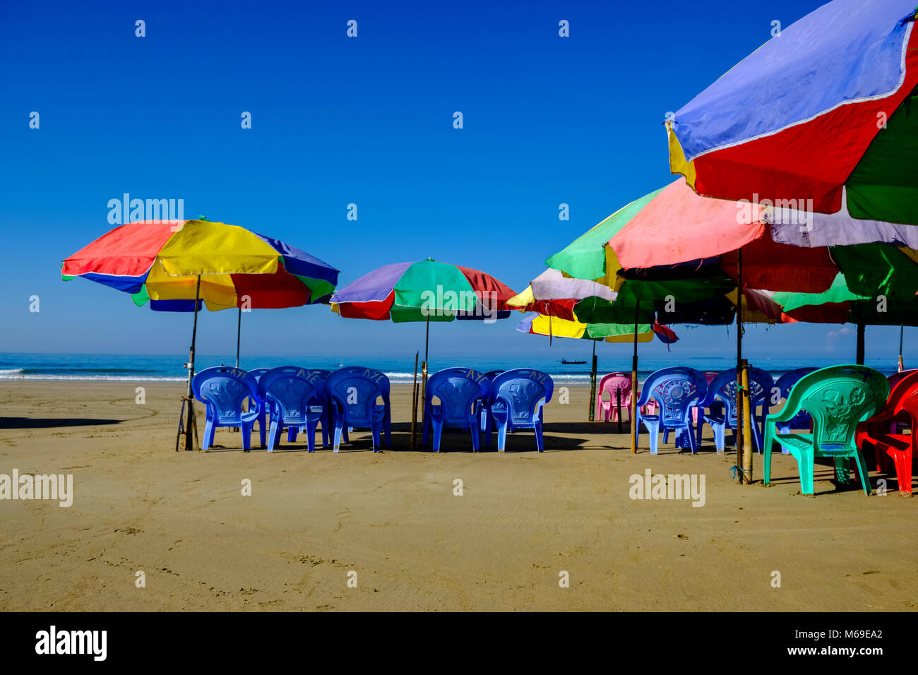 Beach Szene mit Open Air Restaurants und bunten Sonnenschirmen Stockfoto