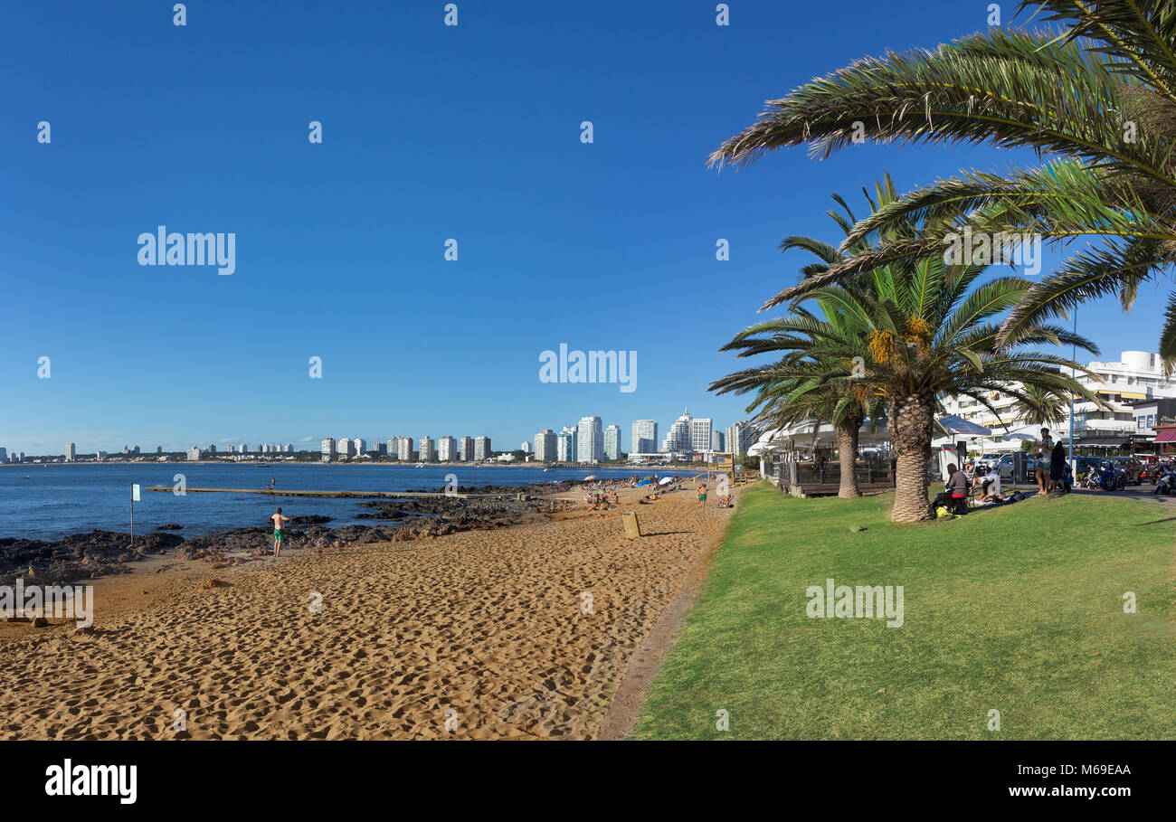 Punta Del Este, Uruguay - 26. Februar 2018: die Menschen am Strand neben der Rambla Gral Jose Artigas und das Stadtbild im Hintergrund, Pu entfernt Stockfoto