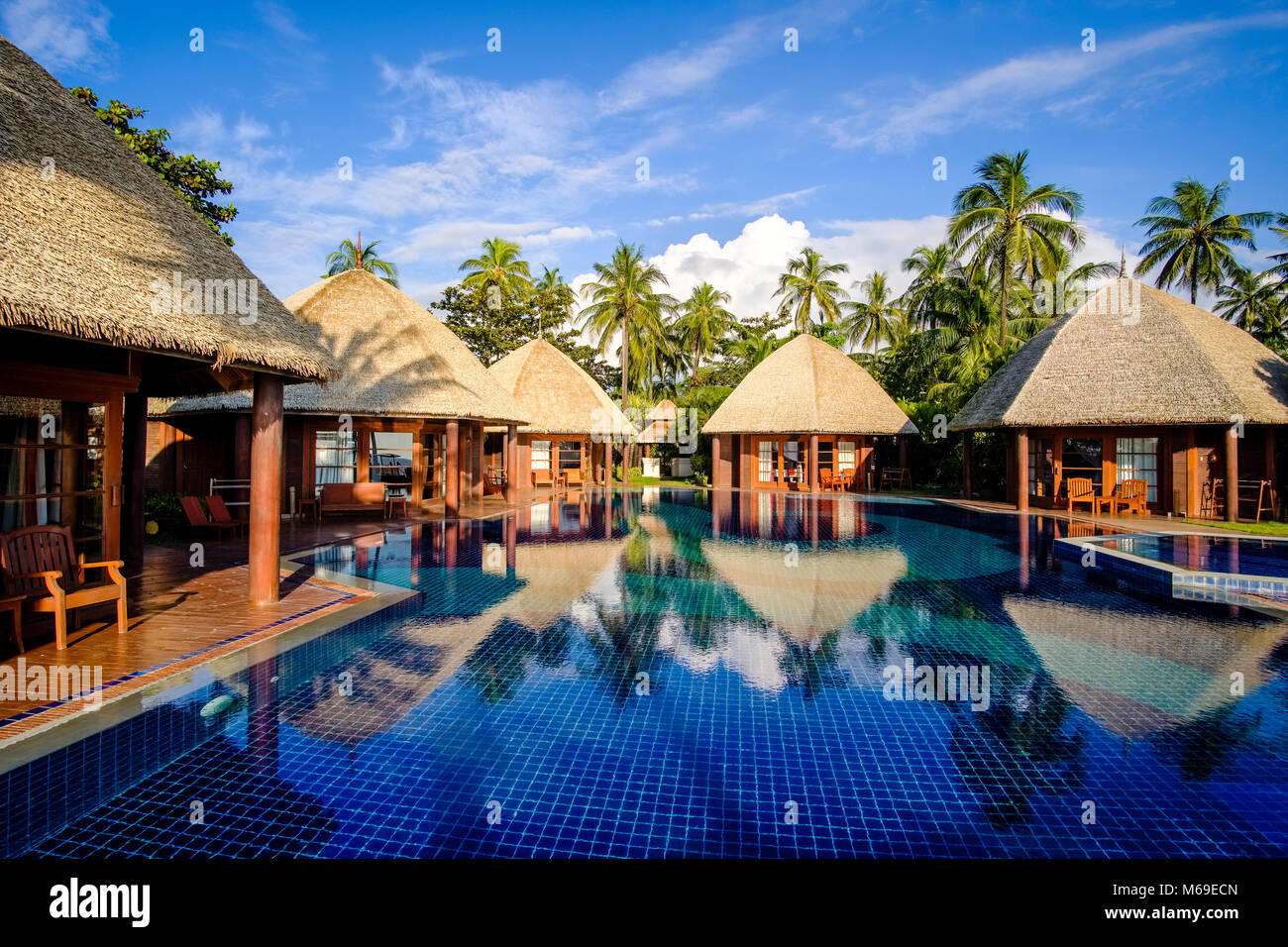 Häuser in einer der luxuriösen Ferienanlagen sind schön rund um einen Pool in der Nähe vom Strand angeordnet Stockfoto