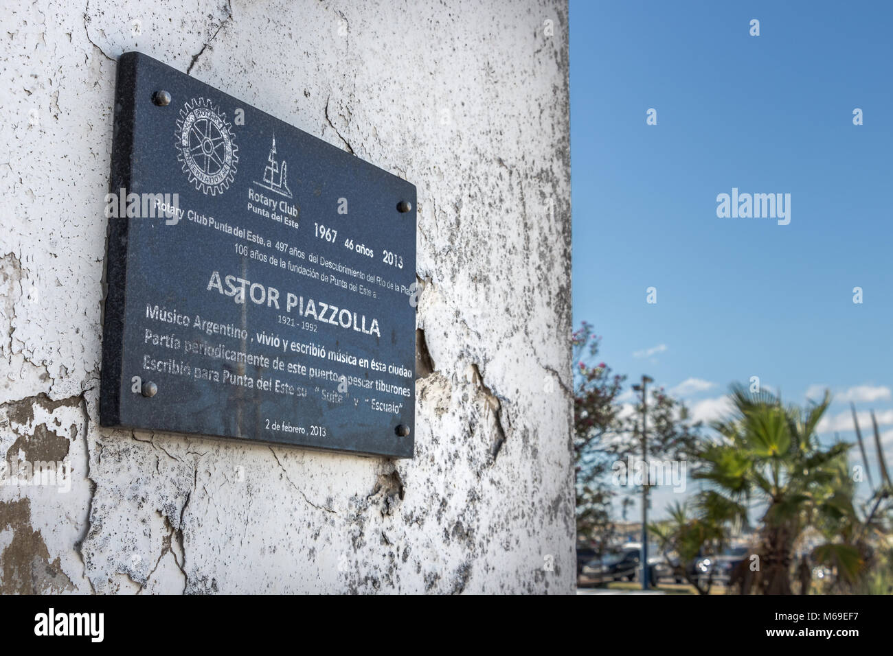 Punta Del Este, Uruguay - 26. Februar 2018: eine Marmorplatte mit den Namen der Argentinischen Tango Komponist Astor Piazzolla im Hafen von Punta Del Stockfoto