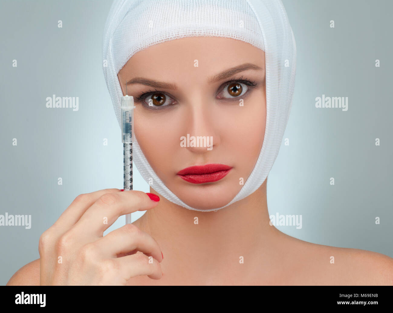 Frau mit Spritze. Schöne Frau nach plastische Chirurgie mit Bandagierten Gesicht. Beauty, Fashion und Plastische Chirurgie Konzept Stockfoto