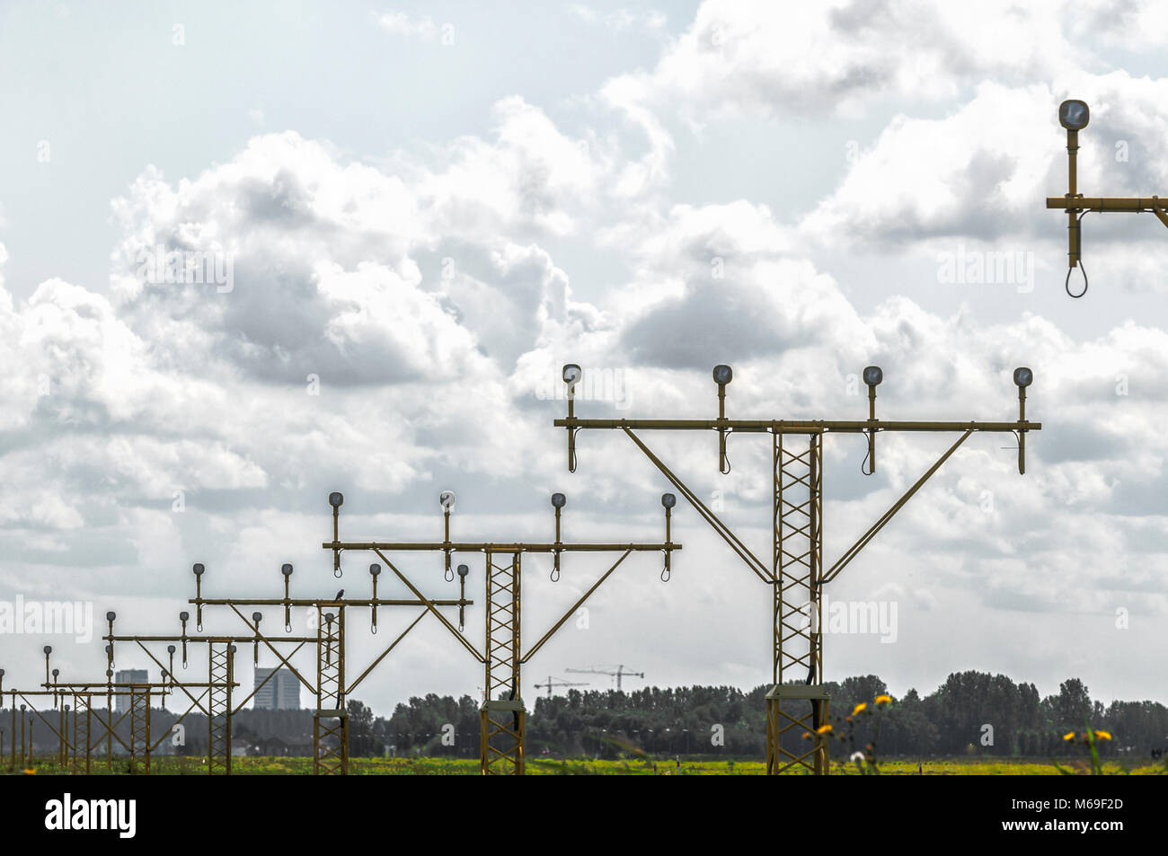 Runway Lights in einer Reihe mit einem blauen bewölkten Himmel Stockfoto