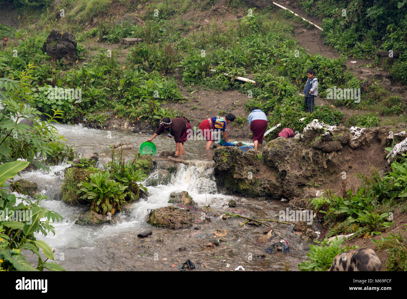 Indigene ethnische Ixil Maya Frauen Wäsche in einem Fluss in San Gaspar Chajul, Ixil Dreieck, Guatemala. Stockfoto