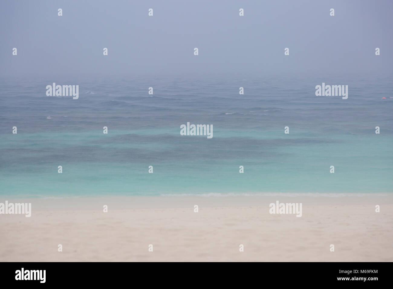 Malediven Beach an einem regnerischen Tag Stockfoto