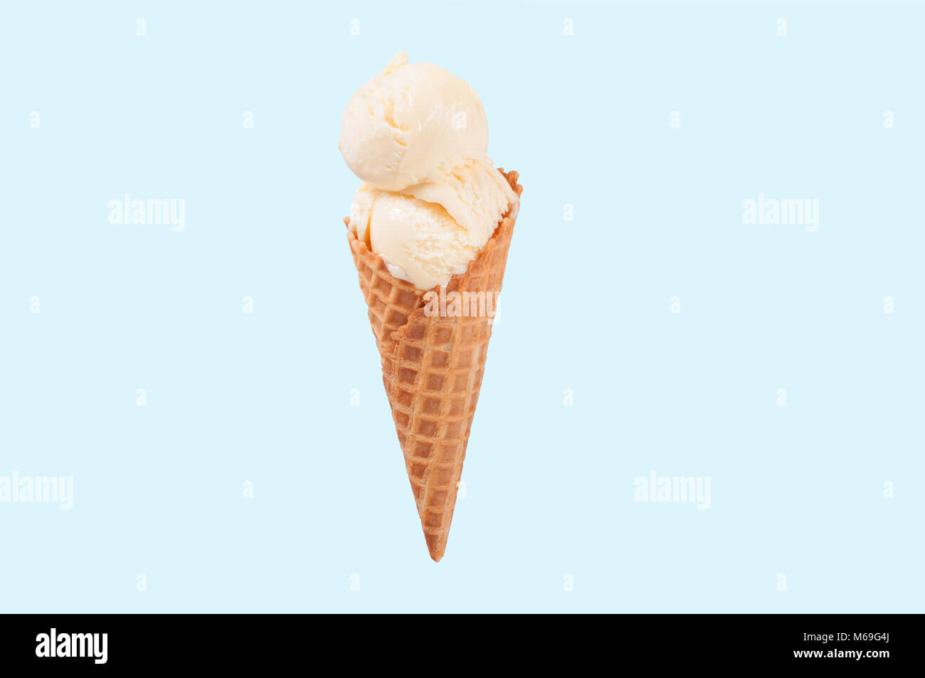 Vanille Eis auf Blau verblasst pastellfarbenen Hintergrund. Vanilleeis in der Wafer Cup. Stockfoto
