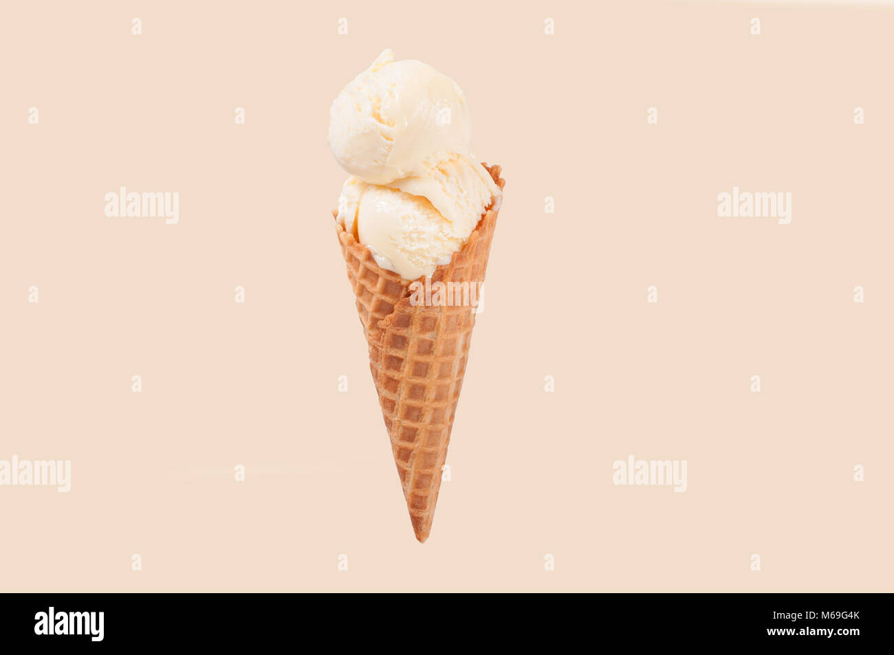 Vanille Eis auf verblasste pastellfarbenen Hintergrund. Vanilleeis in der Wafer Cup. Stockfoto
