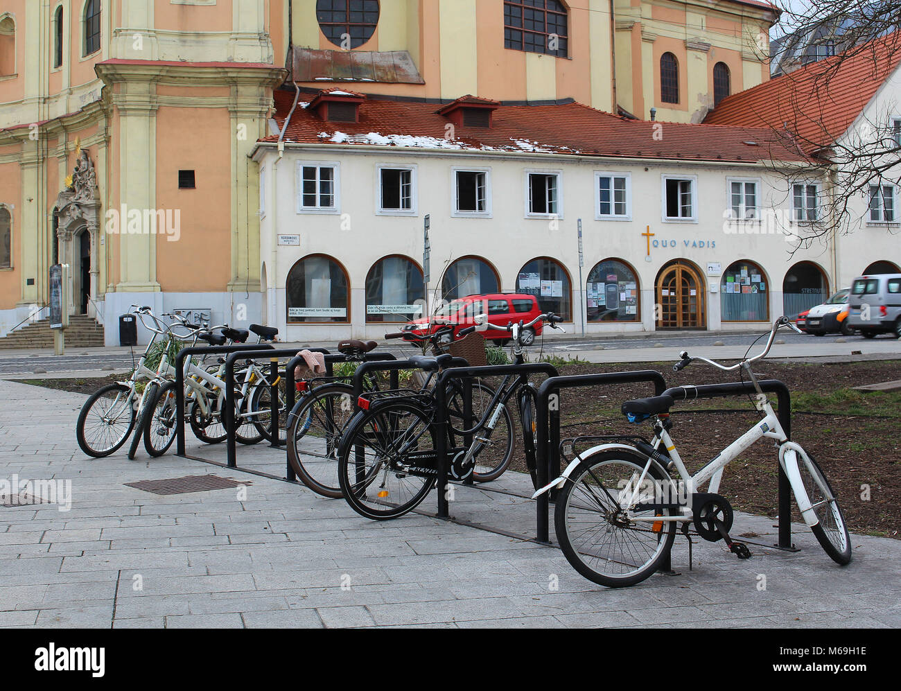 Gesundes Leben Stil - Transport in der Stadt - Fahrräder im historischen Zentrum von Bratislava, Slowakei geparkt, Mitteleuropa Stockfoto